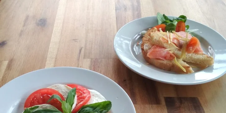 Uzený losos na toastu / mozzarella s rajčaty, toast
