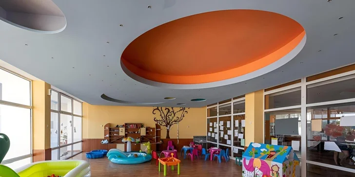 Na děti tu čeká dětský bazén, hřiště, animace i minidisko a miniklub. 