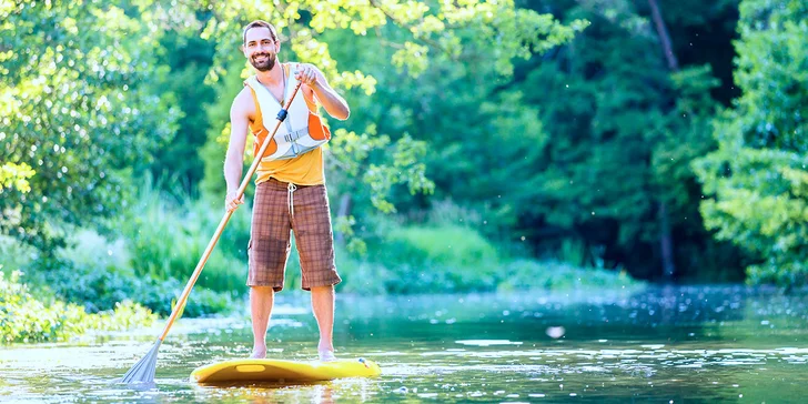 Vodní dobrodružství: Sjíždění řeky na paddleboardu