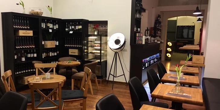 Cafe No. 22 na pražském Smíchově má otevřeno každý den. Stačí si zamluvit stůl.