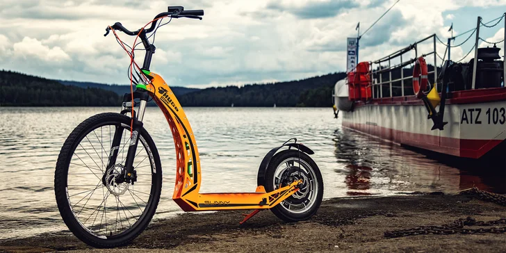 Vydejte se do půjčovny českých koloběžek Hugo Bike, která sídlí v Lipně nad Vltavou a Boršově nad Vltavou. 