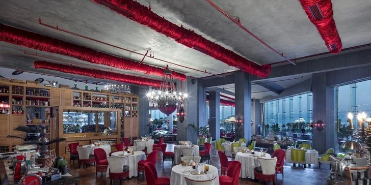 Ultra all inclusive zahrnuje bufetové snídaně, obědy i večeře, občerstvení během celého dne i noci.