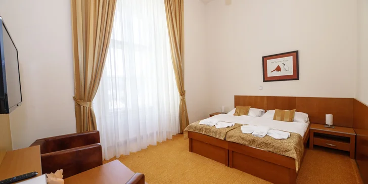 Ubytujete se v komfortních dvoulůžkových pokojích nebo v apartmánu.