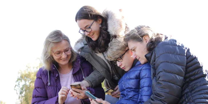 Ke hraní budete potřebovat dostatečně nabitý chytrý telefon, na který si stáhnete aplikaci Get Out Fun, zapnutou GPS a data (hra není náročná na datové připojení).