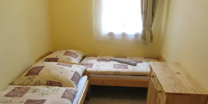 V interiéri sú použité prevažne prírodné materiály ako je drevo a kameň.