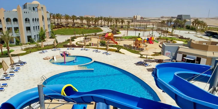 Hotel nabízí 3 bazény, spa i aquapark s tobogánem.