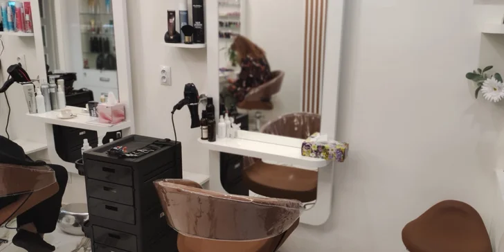 Odejít můžete s novým střihem, nebo zvolit variantu, která kromě stříhání obsahuje i barvení, melír či balayage.