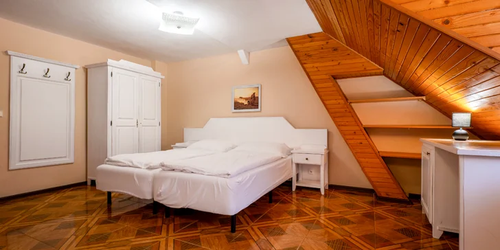 Na výber máte dvojlôžkovú izbu, apartmán či rodinnú izbu až pre 4 osoby.