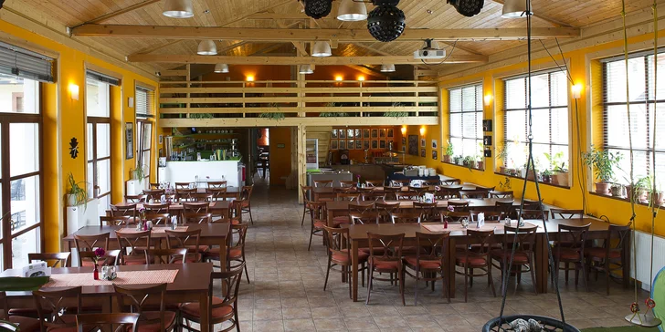 V ceně pobytu máte zajištěnou stravu, která se podává v restauraci Skiland (vzdálená cca 50 m od penzionu).
