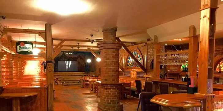 Restaurace Karlov sídlí v bývalé sokolovně, pozdějším DVDčku.