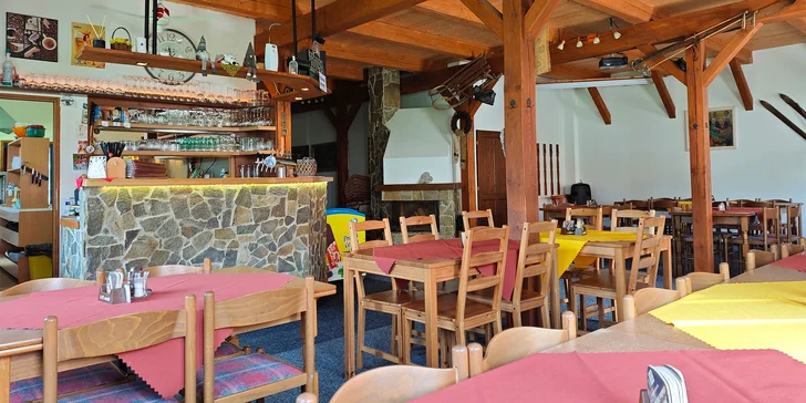 Součástí chaty je útulná restaurace, kam budete chodit na bufetové snídaně, v případě polopenze i na večeře formou výběru z menu. 