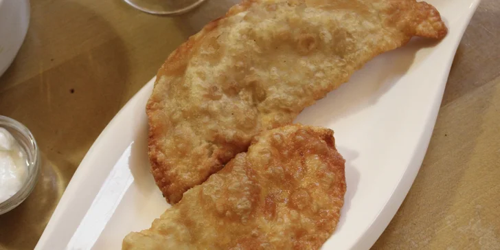 Zkusíte také halušky, kolduny (bramborové těsto plněné mletým masem s houbovou omáčkou) a knedlíčky pelmeně.