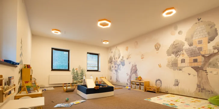 Interiérový Montessori detský kútik je priamo prepojený s reštauráciou.


