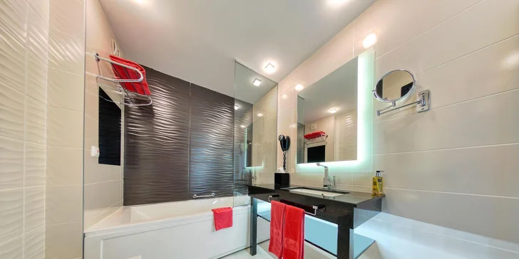Samozřejmostí je klimatizace, set na přípravu kávy a čaje, minibar (denně doplňovaný) a moderní koupelna s luxusní kosmetikou.