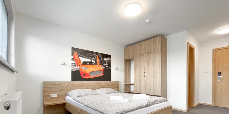 Zasněte se do světa motorsportu, k blahodárnému spánku vám dopomohou také tematicky laděné pokoje ve stylu značek aut Ferrari, Porsche, Lamborghini, Rolls Royce či McLaren.