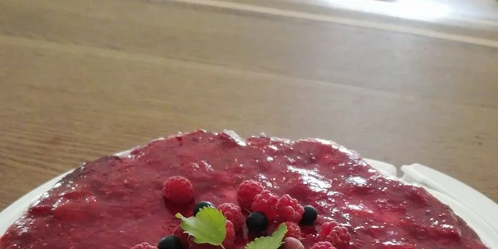 V nabídce bývají ovocné dorty, cheesecaky, medovník a další dobroty. 