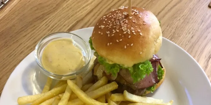Šťavnatý hamburger, hranolky a dip, taková je dnešní lákavá nabídka.