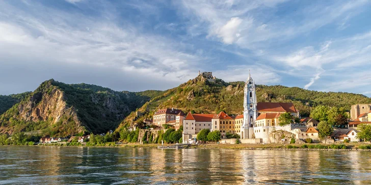  Po plavbě navštívíte Melk s jeho slavným klášterem, Dürnstein se zříceninou hradu a město Krems.