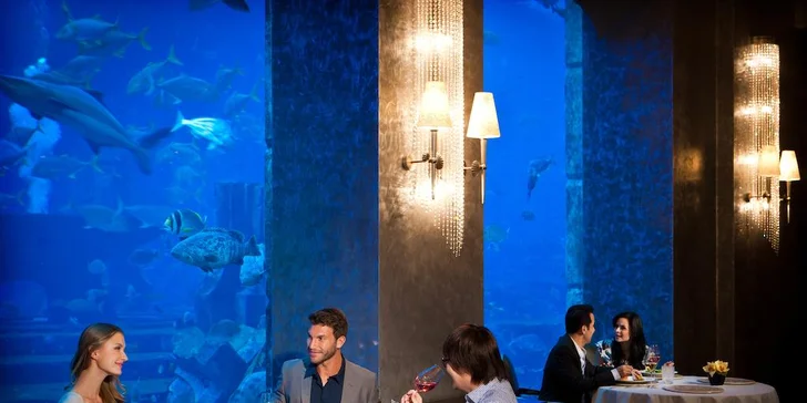 Jedna z restaurací je obklopená akváriem.