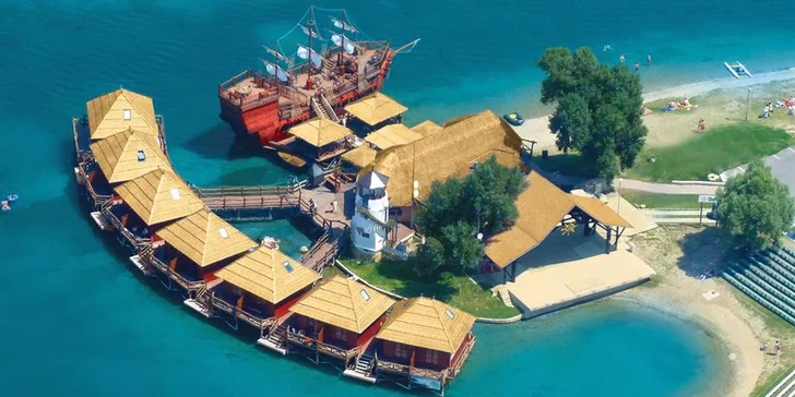 Na jezerech naleznete spoustu vodních atrakcí i možností občerstvení.