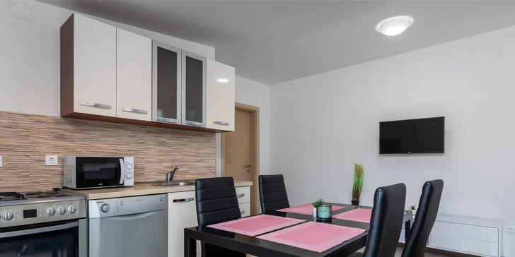 Väčší apartmán má navyše ďalšiu samostatnú spálňu.