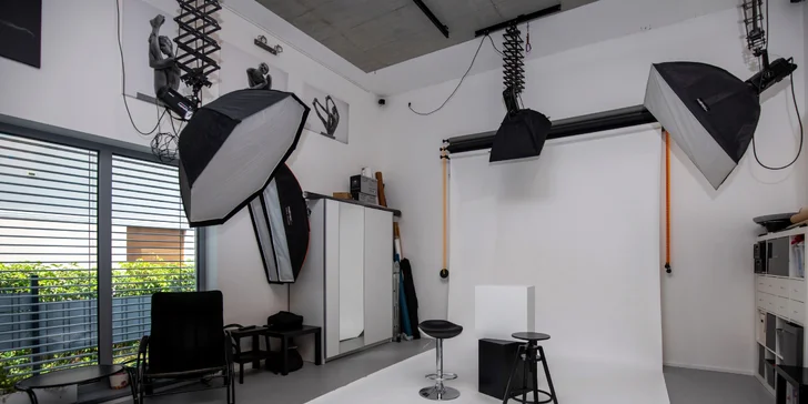 K dispozícií budete mať profesionálne zariadené fotoštúdio s učebnou miestnosťou.
