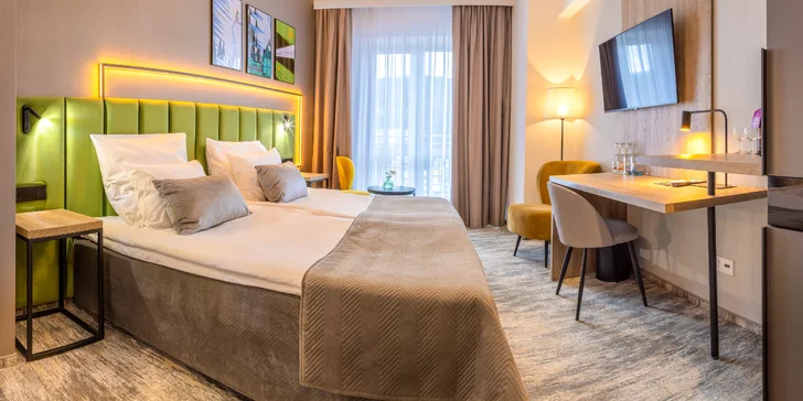 Ubytujete se ve stylovém dvoulůžkovém pokoji Superior (24 m²), který nabízí útulné, ale stále elegantní prostředí ideální pro odpočinek ve dvou.
