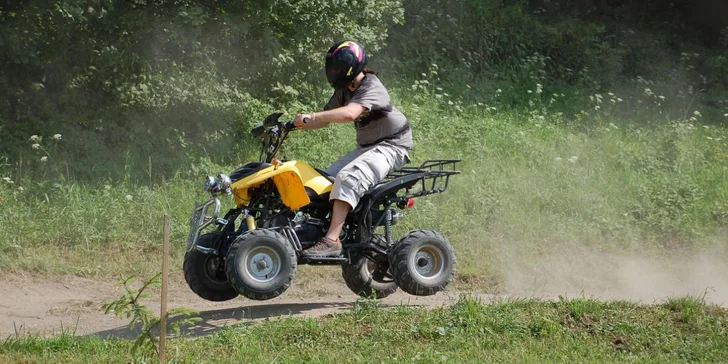 V nabídce je i varianta jízdy na malé krosové motorce pitbike, na které se mohou projet děti od 12 let.