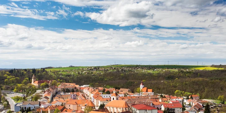 Ten určitě stojí za vidění, stejně jako Brno, které je zhruba půl hodinky jízdy odsud.