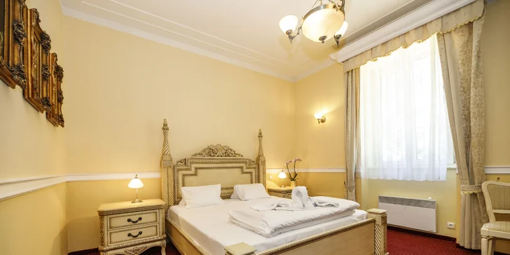 Pokoje Deluxe mají větší postel a navíc minibar. Vždy se zdarma připojíte k Wi-Fi (Deluxe).
