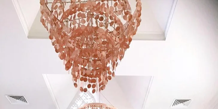 Milovníci klidnější atmosféry ocení lobby bar Rendez-vous s terasou.