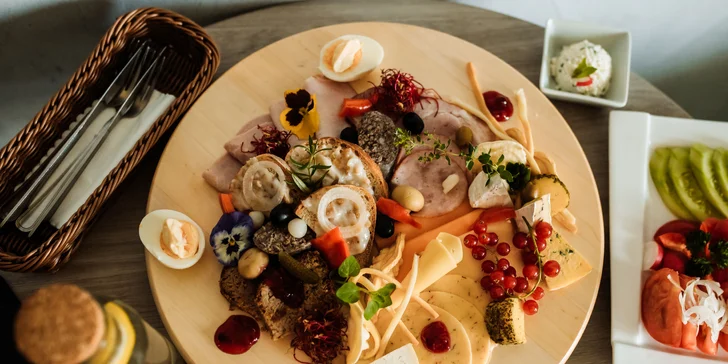 V moderní elegantní restauraci si vychutnáte snídaně formou bufetu.