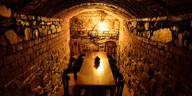 Restaurace je stylizovaná jako historická mučírna, ale mučit vás tu rozhodně nebudou. 