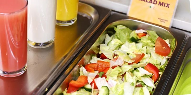 K dispozici bude teplý i studený bufet, rýže, backem chicken, indický chleba, jogurtový salát, jogurtová omáčka, zeleninový salát a další podle denního výběru. 