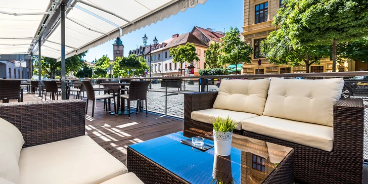Hotel stojí v centre mesta, asi 5 minút od námestia Republiky. K reštaurácii patrí letná terasa.