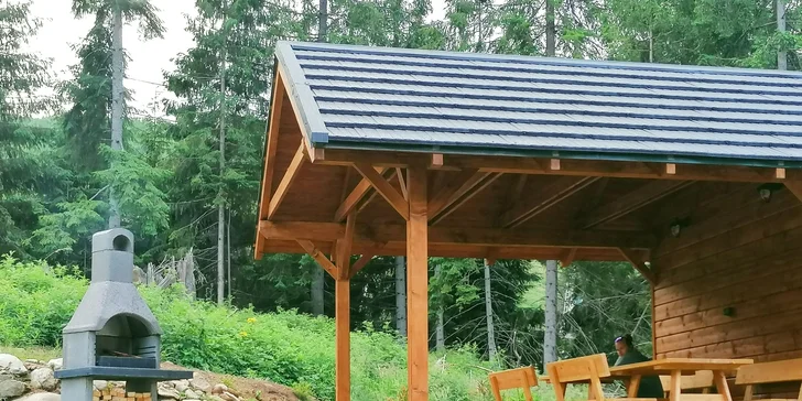 Večery na zahradě můžete trávit v altánu s krbem a ohništěm, kde si můžete opéct, na co budete mít chuť.