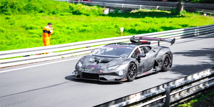 Lamborghini Huracan Super Trofeo EVO disponuje 5,2litrovým motorem V10 o výkonu 620 koní. 