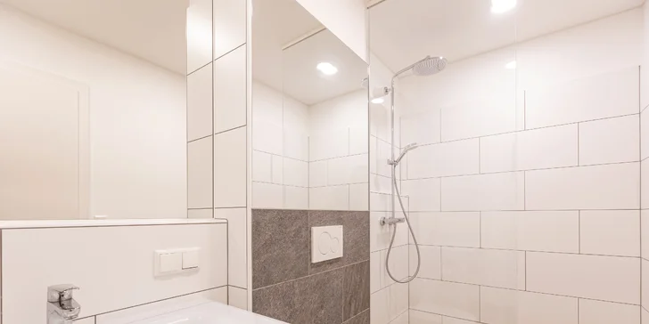 Nechybí moderní koupelna se sprchou a WC.