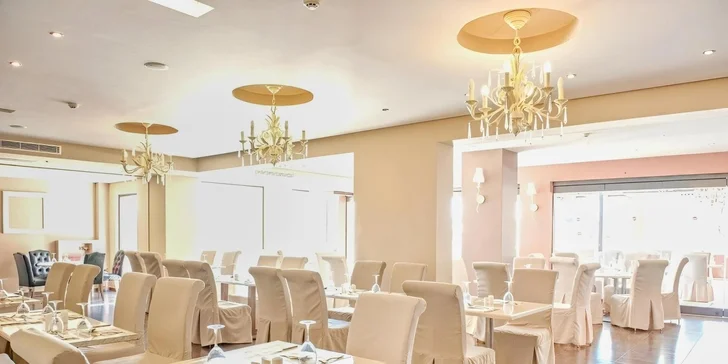 Snídaně, obědy i večeře se podávají v hlavní restauraci formou bohatého bufetu, kde si vybere každý. 