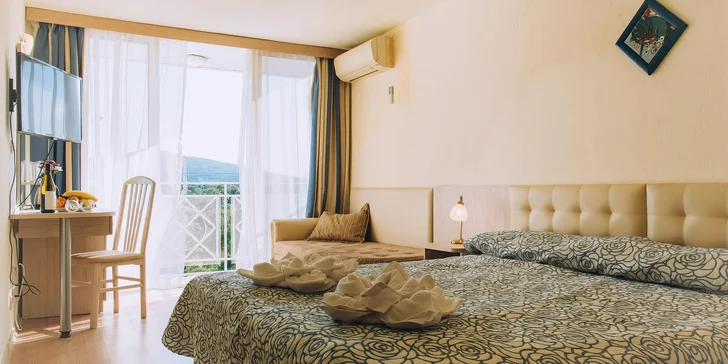 Ubytujete se přímo u pláže v hotelu Mura Beach****. 