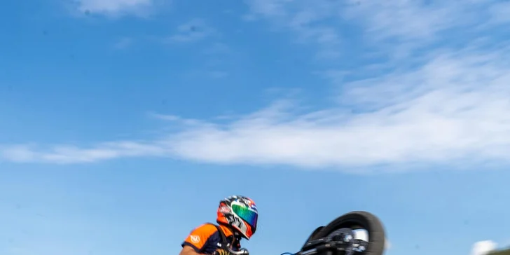 Nadchne vás vôňa benzínu, burácanie motorov, jedinečné vozidlá a atmosféra, ktorú v bežnej premávke nezažijete.