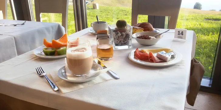 Tešiť sa môžete na bohaté raňajky formou bufetu a jednochodové večere spestrené ponukou šalátového baru.