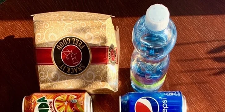 Čeká na vás 180 g hovězího masa v bulce s čedarem a slaninou, hranolky a 330ml nápoj.