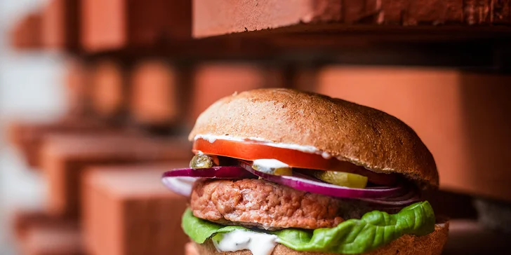 Ochutnáte hrachový burger s celozrnnou bulkou a pažitkovým dipem.