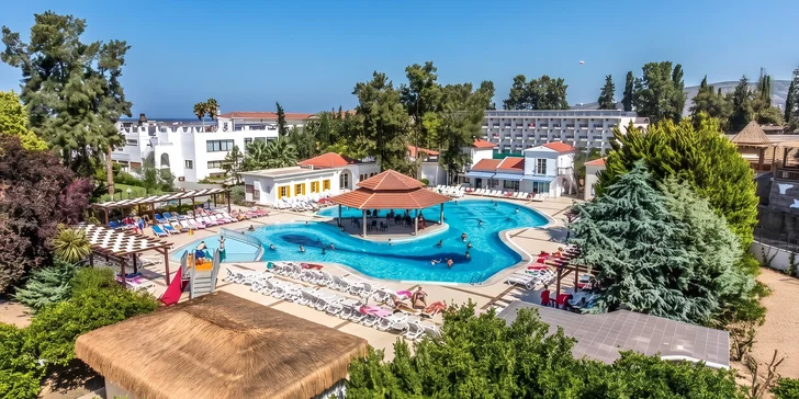 Resort je zasazený do zahrady se vzrostlými stromy. 