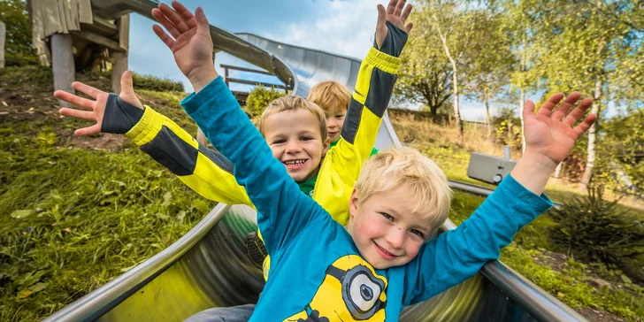 Na německé straně Krušných hor se nachází 913 m dlouhá letní sáňkařská dráha. 