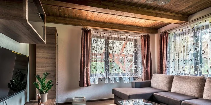 Interiér je moderně zařízený.