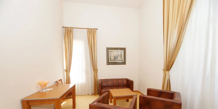 V apartmáne máte spálňu oddelenú od obývacej časti.
