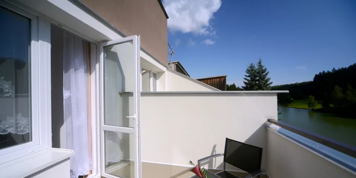 Většina pokojů má balkon.