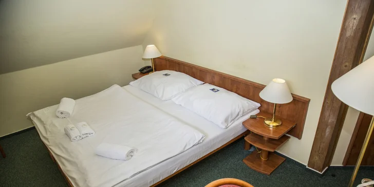 Bude na vás čekat pěkný dvoulůžkový pokoj se satelitní televizí a telefonem.